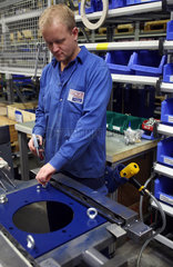 Berlin  Deutschland  ein Industriemechaniker in der Fertigung bei der HAWE Hydraulik GmbH