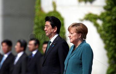 Shinzo Abe und Angela Merkel