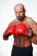 Ein Boxer macht sich kampfbereit