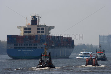 Hamburg  Deutschland  Containerschiff MOL Performance
