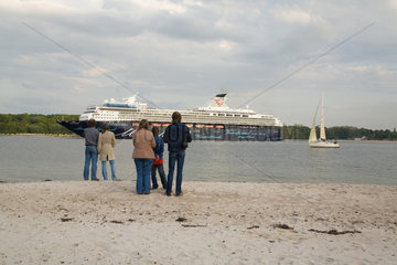 Kiel  Deutschland  Personen schauen am Strand dem Kreuzfahrtschiff -Mein Schiff- nach
