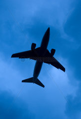 Berlin  Flugzeug am Himmel