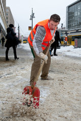 Berlin  Deutschland  Mitarbeiter der BSR beseitigt Schnee und Eis