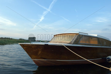 Neuenkirchen auf Ruegen  Motorboot auf dem Bodden