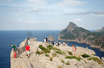 Formentor  Mallorca  Spanien  Touristen auf dem Aussichtspunkt Mirador Es Colomer