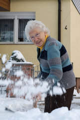 Nauen  Deutschland  eine alte Frau leistet Winterdienst