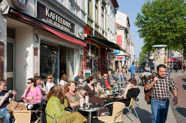 Bremen  Deutschland  Menschen im Strassencafe im Szeneviertel Steintor
