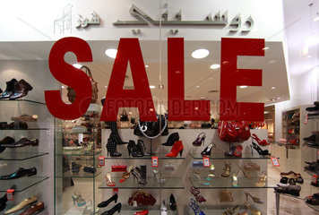 Dubai  Vereinigte Arabische Emirate  Sale in einem Schuhgeschaeft in der Mercato Shoopping Mall