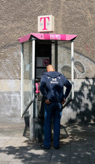 Ein Mann an einer Telefonzelle