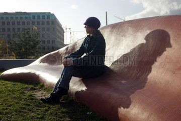 Berlin  Deutschland  Frau sitzt nachdenklich in der Sonne
