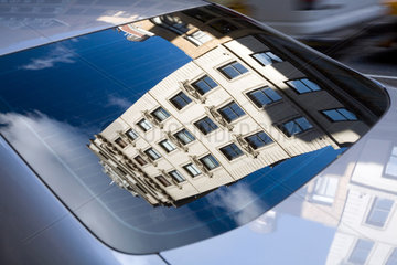 New York  Gebaeude gespiegelt in der Heckscheibe eines Autos