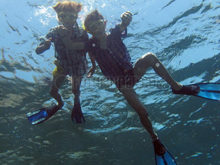 Alicudi  Italien  Jungen beim Schnorcheln im Meer
