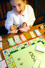 Berlin  Deutschland  ein Maedchen beim Monopolyspielen