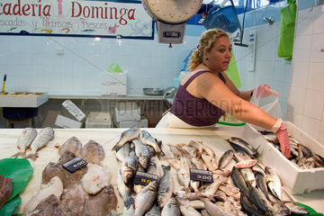 Spanien  Ayamonte  Fischverkaeuferin