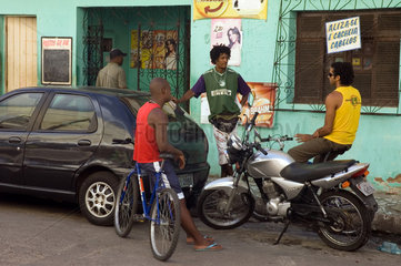 Salvador da Bahia  Brasilien  Gruppe junger Maenner auf der Strasse