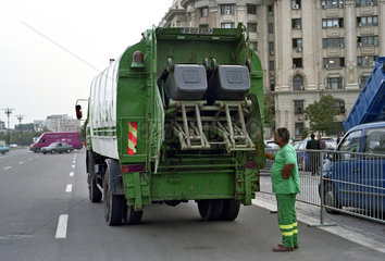 Ein Muellwagen in Bukarest  Rumaenien