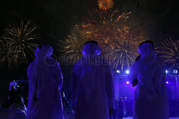 Dubai  Vereinigte Arabische Emirate  Arabische Maenner beobachten ein Feuerwerk
