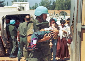 Sarajevo  Bosnien und Herzegowina  UNO-Soldaten evakuieren Verletzte