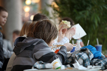 Posen  Polen  Kinder essen im Einkaufszentrum GALERIA MALTA