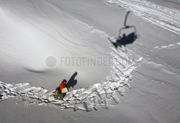 Krippenbrunn  Oesterreich  Snowboardfahrer und Schatten eines Sessellifts