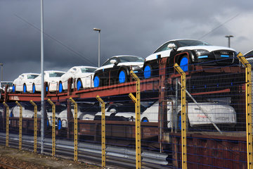 Bremerhaven  Deutschland  Neuwagen der Marke Audi stehen auf einem Autozug