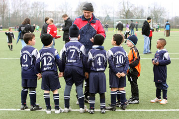 Berlin  Deutschland  Jungen und Trainer bei der Besprechung vor einem Fussballspiel