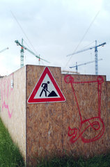Berlin  Warnschild zeigt eine Baustelle an