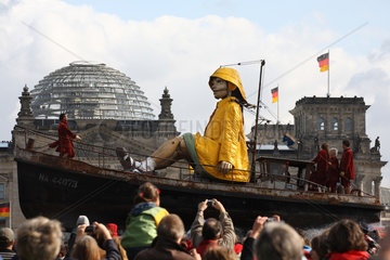 Berlin  Deutschland  die kleine Riesin im Boot vor dem Reichstag