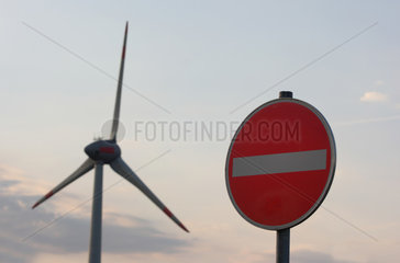 Osterfeld  Deutschland  Schild Durchgangsverkehr gesperrt vor einem Windrad