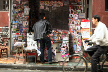 Shanghai  Mann an einem Zeitungskiosk