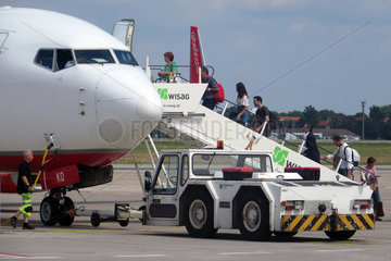 Berlin  Deutschland  Reisende steigen in eine Maschine der Fluggesellschaft Air Berlin am Flughafen Berlin-Tegel ein