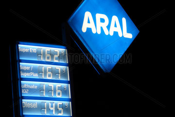 Berlin  Deutschland  Preistafel einer Aral Tankstelle