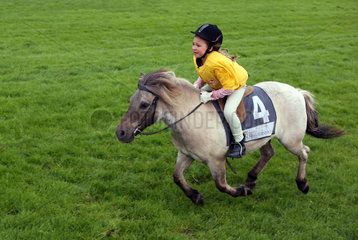 Hannover  Deutschland  Maedchen nimmt mit ihrem Pony an einem Rennen teil