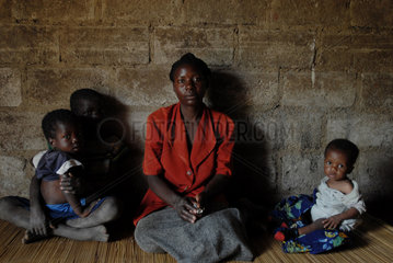 Sambia  Junge Frau mit ihren Kindern in Lusaka