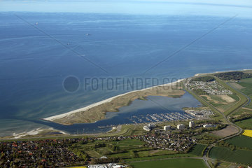 Luftbild der Ostseekueste  im Vordergrund die Marina von Wendtorf