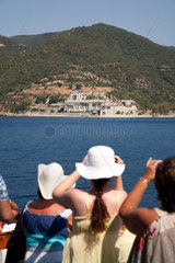 Karyes  Griechenland  Touristen besichtigen bei einer Bootsfahrt die Autonome Moenchsrepublik Athos