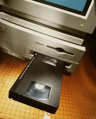 Hamburg  Deutschland  Videokassette vor einem CD-Rom-Laufwerk eines Power-PCs