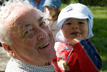 Oesterberg  Deutschland  Grossvater mit seinem Enkelkind