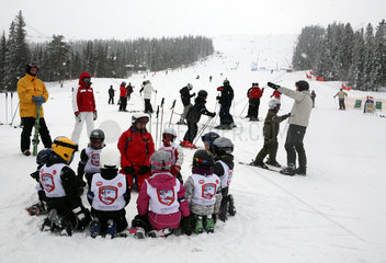 Saelen  Schweden  Teilnehmer der Kinderskischule Skidskolan am Skihang