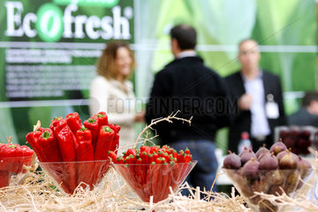 Berlin  Deutschland  Besucher auf dem Messestand von Ecofresh Fruit Logistika 2011