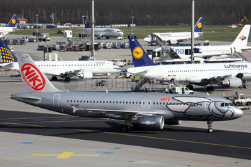 Frankfurt am Main  Deutschland  Niki und Lufthansamaschinen auf dem Flughafen Frankfurt