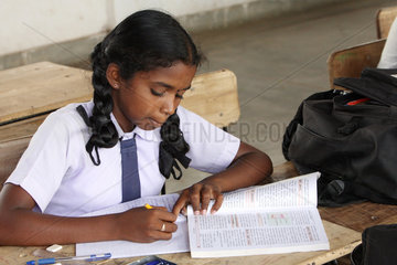 Vakarai  Sri Lanka  Schuelerin sitzt im Unterricht