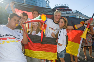 Berlin  Deutschland  Fans feiern den deutschen Achtelfinalsieg