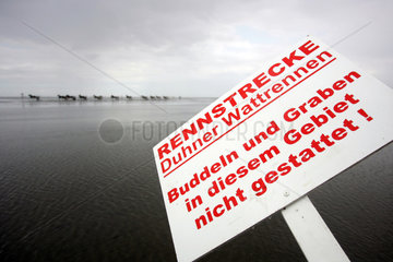 Cuxhaven  Deutschland  Hinweisschild beim Duhner Wattrennen