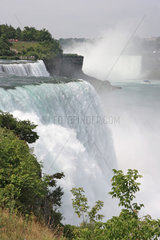 Niagara Falls  USA  schaeumendes Wasser an den Niagarafaellen
