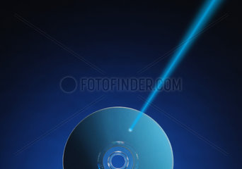 Ein Laserstrahl durchdringt eine CD