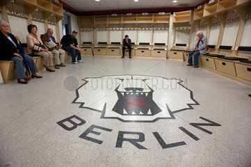 Berlin  Deutschland  Logo auf dem Fussboden des Umkleideraums der Berliner Eisbaeren