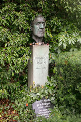 Berlin  Deutschland  Grab von Heinrich Mann auf dem Dorotheenstaedtischen Friedhof