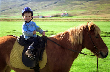 Varmahlid  ein Kind auf einem Island-Pferd