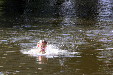 Briescht  Deutschland  Junge schuettelt seinen Kopf beim Schwimmen in einem See